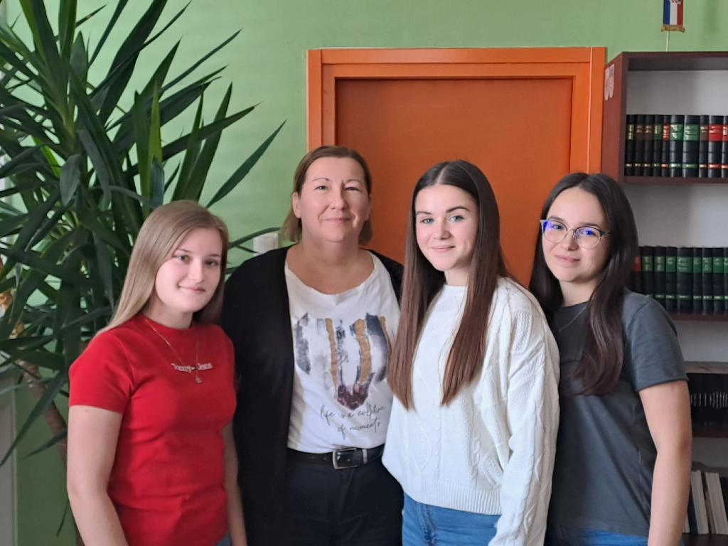 Učenice s ravnateljicom Anitom Katić