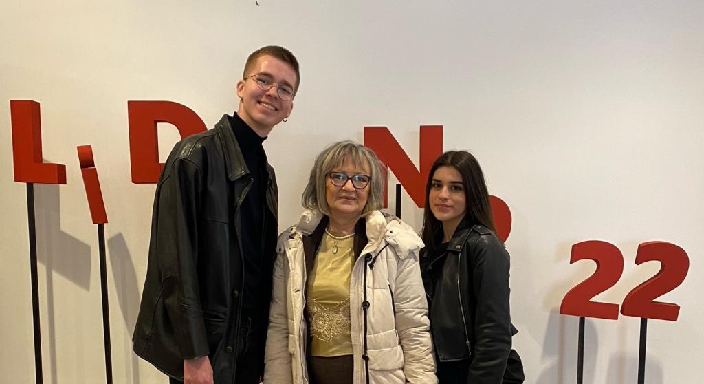 Učenici dramskog izraza s mentoricom