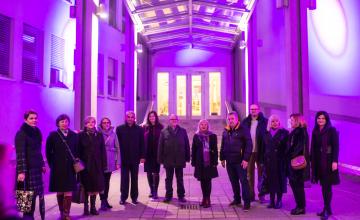 Ravnateljica s uvaženim sudionicima inicijative Osvijetlimo epilepsiju pred Gimnazijom