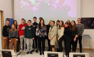 Voditeljice radionice Andrea Šimić Klarić i Marija Krip s učenicima