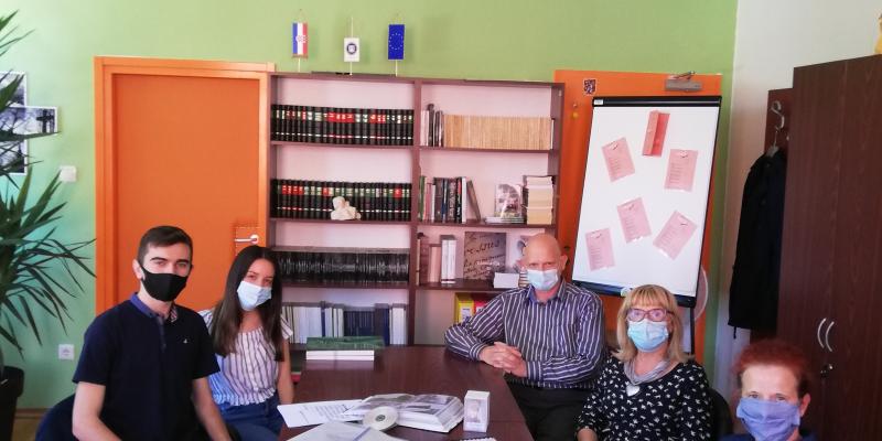 Zajednička fotografija s ravnateljicom i mentorima. Foto: Ana Krbanja